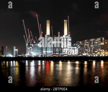 Battersea Power Station in der Nacht. Stockfoto