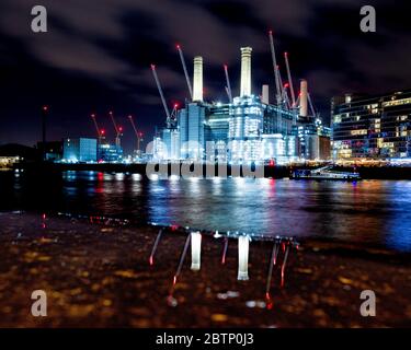 Battersea Power Station in der Nacht. Stockfoto