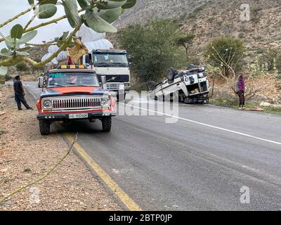 Beschädigtes Auto auf dem Kopf durch einen Verkehrsunfall, Tigray Region, Äthiopien, Afrika Stockfoto