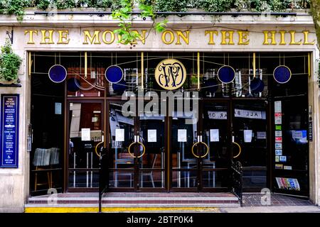 JD Wetherspoons gestalten ihre Pub Interiors neu, um die neuen Öffnungsgesetze bezüglich sozialer Distancing nach der Coronavirus Pandemie einzuhalten Stockfoto