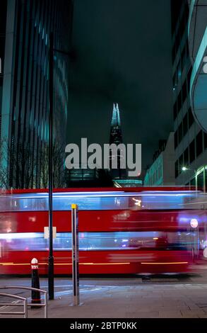 Der Shard mit einem Bus vorbei vor dem Bild von Leadenhall Markt, Langzeitbelichtung Foto. Stockfoto