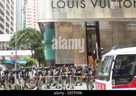 Hongkong Hongkong, S.A.R. China - 27. Mai 2020 im Bild, sperren die Polizeikräfte von Hongkong Riot-Trupps das zentrale Finanz- und Geschäftsviertel von Hongkong ab, da die Spannungen in der Stadt seit der Ankündigung des Nationalhymnengesetzes und während der Lesung des Nationalhymnengesetzes aufflackert. Simon Jankowski/Alamy Live News Stockfoto