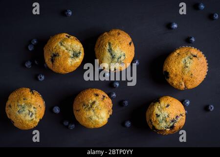 Hausgemachte Muffins mit Erdbeeren auf dem Holzhintergrund. Selektiver Fokus. Stockfoto