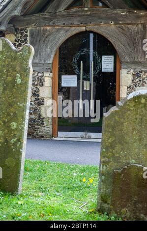 Ein geschlossenes Schild an einer Kirchentür während der Sperrung der Coronavirus Pandemic-Sperre von Covid-19 in Rustington, West Sussex, Großbritannien. Stockfoto