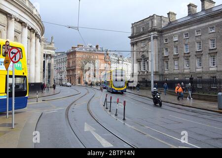 Blick auf die Westmoreland Street neben dem Trinity College Dublin Stockfoto