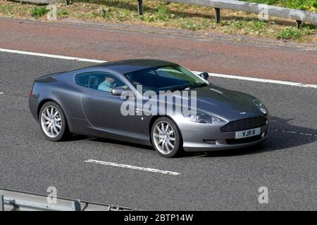 2006 Silber Aston Martin DB9 Auto 5935cc Benzincoupé; Fahrzeuge, die Fahrzeuge bewegen, Autos, die Fahrzeuge auf britischen Straßen fahren, Motoren, auf der Autobahn M6 fahren Stockfoto