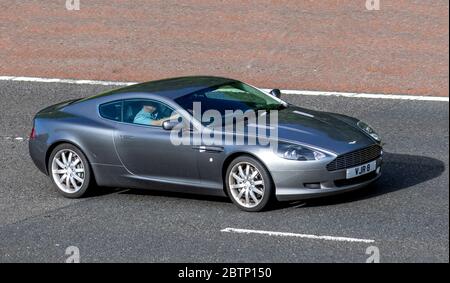 2006 Silber Aston Martin DB9 Auto; Fahrzeug Verkehr bewegende Fahrzeuge, Autos fahren Fahrzeug auf britischen Straßen, Motoren, Autofahren auf der Autobahn M6 Stockfoto