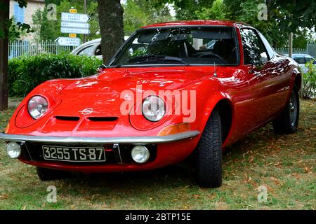 Ein Opel GT von 1971 parkte auf einer Oldtimer-Ausstellung im ländlichen Frankreich auf Gras Stockfoto