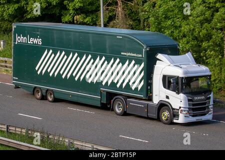 John Lewis; Speditions-Lieferwagen, Gelenktransportwagen, Transport, LKW, Frachtführer, High-End-Kaufhäuser Fahrzeug, Europäische Nutztransportindustrie LKW, M6 in Manchester, Großbritannien Stockfoto