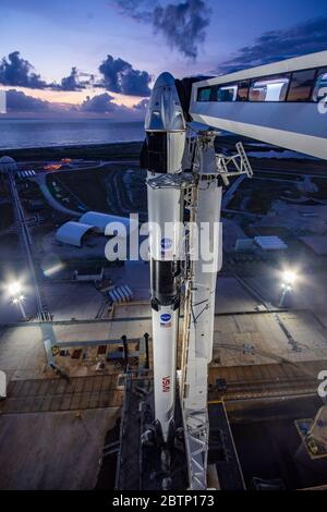 USA. Mai 2020. SpaceX Falcon 9 Rakete auf dem Launch Pad 39-A im Kennedy Space Center für den NASA SpaceX Demo-2 Start auf der Internationalen Raumstation. NASA und SpaceX starten zum ersten Mal seit 2011 zwei Astronauten (Robert Behnken und Douglas Hurley) in der Crew Dragon Kapsel aus US-Boden. (Foto von SpaceX via Credit: SIPA USA/Alamy Live News Stockfoto