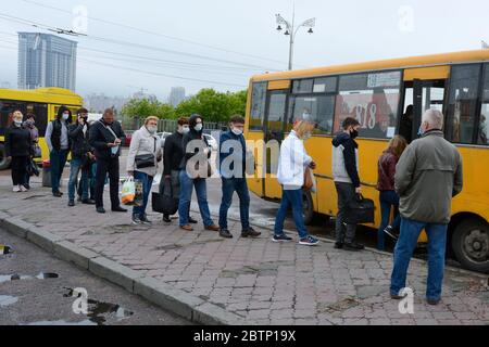 Kiew, Ukraine. Mai 2020. Die Menschen tragen Schutzmaske, nachdem der Busverkehr als Teil einer anderen Stufe wieder eröffnet wurde, um die Coronavirus-Krankheit COVID-19 Einschränkungen in Kiew, Ukraine zu erleichtern 25. Mai 2020 (Foto: Aleksandr Gusev/Pacific Press) Quelle: Pacific Press Agency/Alamy Live News Stockfoto