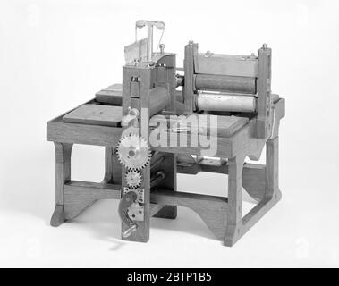 Patentmodell einer Plattendruckpresse. Dieses Patentmodell zeigt eine Erfindung für eine Druckmaschine, die mit der Patentnummer 193097 patentiert wurde. Das Pressenbett wurde von einer durchgehenden Kette entlang einer vierseitigen Schiene gezogen, mit Stationen für den Betrieb von Farbgebung, Wischen, Papierzufuhr und Druck. Stockfoto