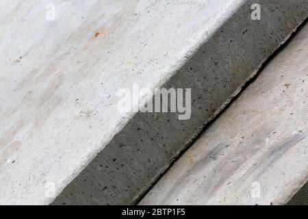 Große Bauelemente in Form von Betonplatten werden in der Regel beim Bau und der Modernisierung von architektonischen Strukturen verwendet Stockfoto