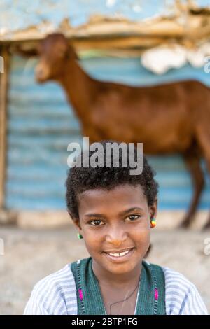 Kopfbildporträt eines Mädchens, das vor der Kamera lächelt, Abala, Afar Region, Äthiopien, Afrika Stockfoto