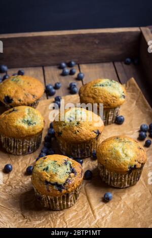 Hausgemachte Muffins mit Erdbeeren auf dem Holzhintergrund. Selektiver Fokus. Stockfoto