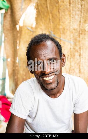 Lächelnder Mann, der die Kamera anschaut, Melabday, Asso Bhole, Danakil Depression, Afar Region, Äthiopien, Afrika Stockfoto