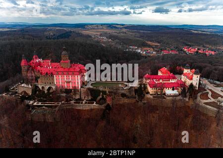 Walbrzych, Polen - 29. Januar 2020: Schloss Ksiaz, in einem Wald auf einem Hügel in der Walbrzych-Gegend, Polen, barocke Ansicht der Burg war zurechtgewiesen Stockfoto