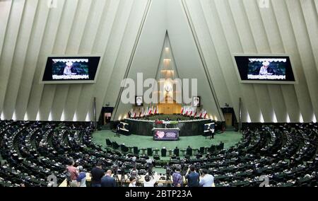 Teheran, Iran. Mai 2020. Eine allgemeine Ansicht wird während der Eröffnungssitzung des neuen iranischen parlaments in Teheran, Iran, 27. Mai 2020, gesehen. Der iranische Präsident Hassan Rohani forderte am Mittwoch die Zusammenarbeit des neuen iranischen parlaments mit seiner Regierung, um die bestehenden Probleme zu überwinden. Am Mittwoch wurde das neue iranische parlament für die nächsten vier Jahre eröffnet. Kredit: Ahmad Halabisaz/Xinhua/Alamy Live News Stockfoto