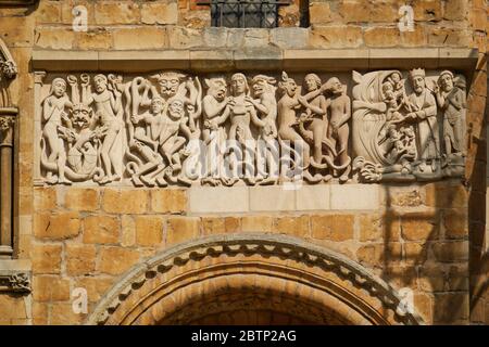 Aktualisierter und restaurierter mittelalterlicher Fries, der die Qualen der Verdammten in der Hölle an der Westfront der Lincoln Cathedral darstellt. Stockfoto