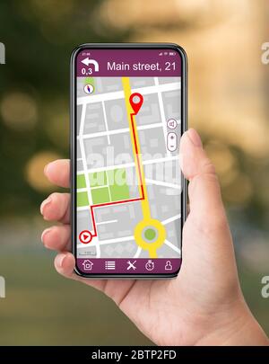 Nahaufnahme einer Frau mit Smartphone und gps-App Stockfoto