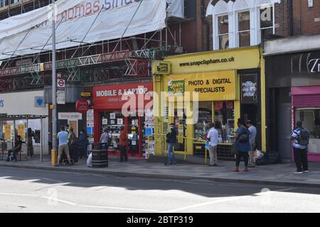 London, Großbritannien. Mai 2020. Soziale Distanz in London. Vor Banken und Postämtern stehen lange Schlangen an. Barclays Clapham Junction. Kredit: JOHNNY ARMSTEAD/Alamy Live News Stockfoto