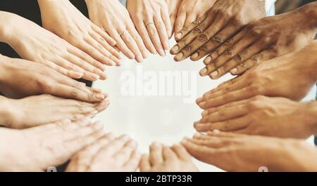 Gruppe von Ärzten, die sich in der Klinik zusammenlegen, Draufsicht Stockfoto