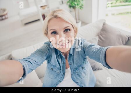 Nahaufnahme Foto von attraktiven mittleren Alters Hausfrau machen Selfies Sprechen skype mit Kindern Verwandte vermissen Aufenthalt zu Hause Quarantäne Zeit Stockfoto