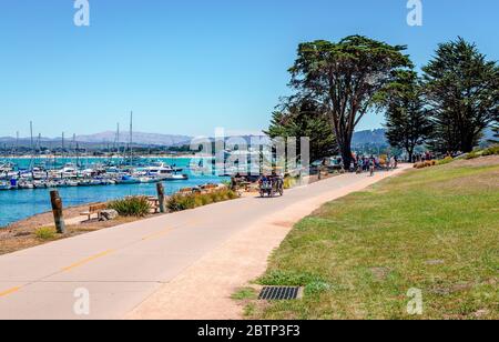 Monterey, CA / USA - Juli 18 2015: Die Leute genießen einen Spaziergang in Cannery Row, der Uferstraße im New Monterey Abschnitt, in Kalifornien Stockfoto