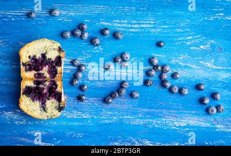 Hausgemachte Muffins mit Erdbeeren auf dem Holzhintergrund. Selektiver Fokus. Stockfoto