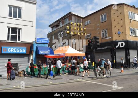 London, Großbritannien, 27. Mai 2020 Soziale Distanzierung in London am East Street Market, East St, Walworth, London SE17 1EL. Credit:JOHNNY ARMSTEAD:Alamy Live News Stockfoto