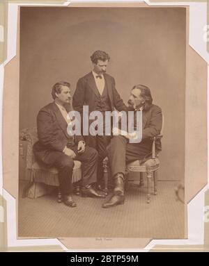 Petroleum V Nasby Mark Twain und Josh Billings. Der Boston-Fotograf George M. Baker hat dieses Gruppenporträt 1869 fertiggestellt. Es zeigt den Schriftsteller Samuel Clemens ('Mark Twain') zwischen David Ross Locke ('Petroleum V. Stockfoto