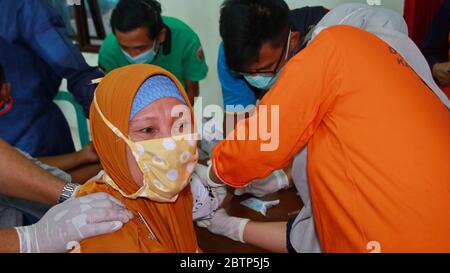 Unscharfe selektive Fokus und Rauschen Bild Gesundheitsarbeiter bei der Durchführung eines covid 19 Schnelltest auf der Gemeinde, Batang, Indonesien, 27. Mai 2020 Stockfoto