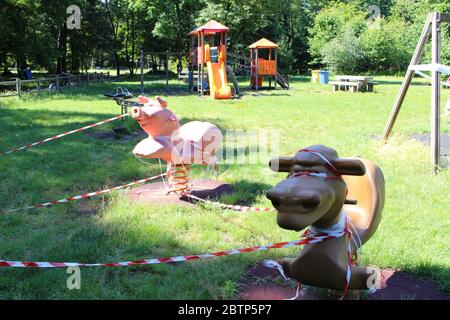 Busto Arsizio, Varese / Italien - 05 27 2020: Der Spielplatz in Italien, wegen des Covid-19 Virus geschlossen. Isoliert mit weißem und rotem Band. Stockfoto