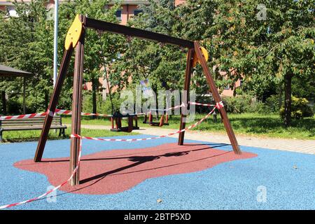 Busto Arsizio, Varese / Italien - 05 27 2020: Der Spielplatz in Italien, wegen des Covid-19 Virus geschlossen. Isoliert mit weißem und rotem Band. Stockfoto