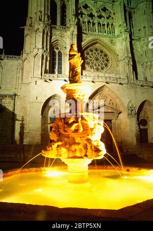 Santa Maria Platz, Blick bei Nacht. Burgos, Spanien. Stockfoto