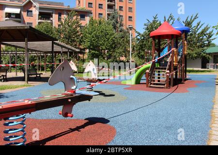 Busto Arsizio, Varese / Italien - 05 27 2020: Der Spielplatz in Italien, wegen des Covid-19 Virus geschlossen. Isoliert mit weißem und rotem Band. Stockfoto