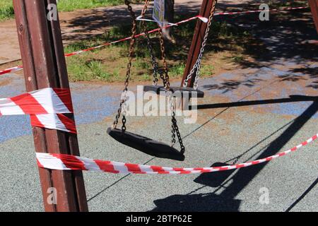 Busto Arsizio, Varese / Italien - 05 27 2020: Der Spielplatz in Italien, wegen des Covid-19 Virus geschlossen. Isoliert mit weißem und rotem Band. Stockfoto