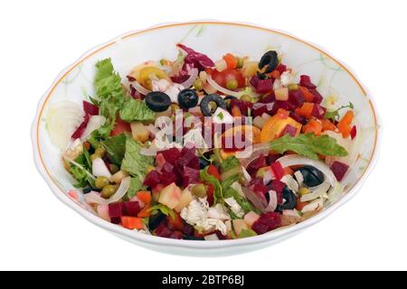 Ländlicher Salat mit Gemüse und Feta-Käse in einer Glasplatte. Isoliert auf weißem Studio Makro Stockfoto