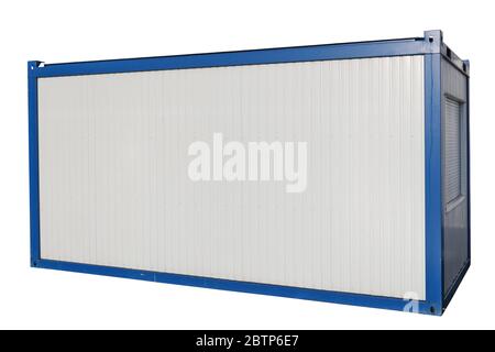 In der Nähe der Baustelle sind temporäre, mobile blaue Bürocontainer installiert. Isoliert auf weiß Stockfoto