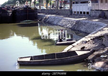 Montceau-les-Mines und Blick auf den Fluss Bourbince im Jahr 1967 Stockfoto