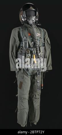 Pilot-Anzug und Ausrüstung von Charles F Bolden. 2014.243.30: USMC Flight Suita Fluganzug aus grüner Kunstfaser getragen von Maj. General Charles F. Bolden Jr. der Anzug ist aus einem Stück mit einem Reißverschluss, der vom Schritt bis zum Hals reicht. Stockfoto