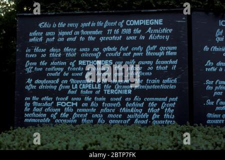 Informationsschild mit der Waffenstillstandsfreiung im Wald von Compiegne, Frankreich, wo am 11. November 1918 ein Waffenstillstand unterzeichnet wurde, der den Ersten Weltkrieg beendete Stockfoto