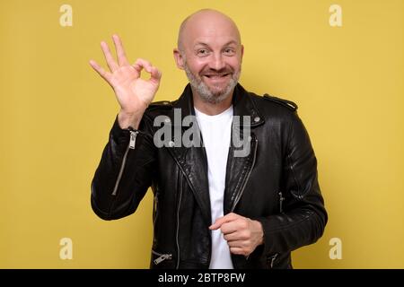 Glücklich reifen Mann in Lederjacke zeigt ok Geste Stockfoto