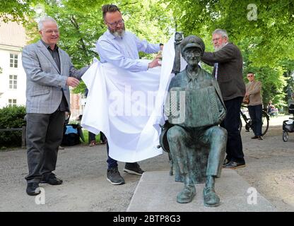 Rostock, Deutschland. Mai 2020. Ein Denkmal für den "Instrel-Großvater" Michael Tryanowski (1919-2018) wird auf dem Universitätsplatz von Frank Kraschewski (l.), Sohn, Claus Ruhe Madsen (überparteilich), Oberbürgermeister, und Wolfgang Friedrich, Bildhauer, enthüllt. Das Rostocker Original Michael Tryanowski wurde zu seinem 95. Geburtstag am 12.12.2014 mit einem Eintrag in das Ehrenbuch der Hanse- und Universitätsstadt Rostock geehrt. Quelle: Bernd Wüstneck/dpa-Zentralbild/ZB/dpa/Alamy Live News Stockfoto