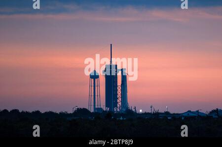 Cape Canaveral, Vereinigte Staaten von Amerika. 27 Mai 2020. Die SpaceX Falcon 9 Rakete trägt die Crew Dragon Raumsonde beim Launch Complex 39A während eines stürmischen Sonnenaufgangs am Starttag im Kennedy Space Center 27. Mai 2020 in Cape Canaveral, Florida. Die NASA SpaceX Demo-2 Mission ist für den Start am 27. Mai als erste kommerzielle Start mit Astronauten zur Internationalen Raumstation geplant. Quelle: Joel Kowsky/NASA/Alamy Live News Stockfoto