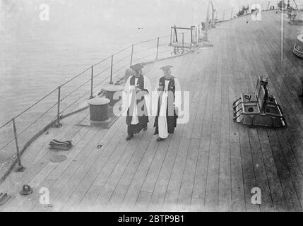 Am Sonntag 23 1914. Juli . Der Bischof von London hielt eine Bestätigung für Offiziere und Männer der großen Flotte an Bord HMS Iron Duke. Zwei Geistliche auf dem Deck Stockfoto