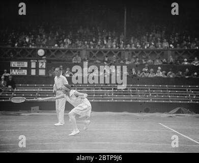 Rasentennis in Wimbledon. Herr und Frau L A Godfree im Spiel . Juli 1927 Stockfoto