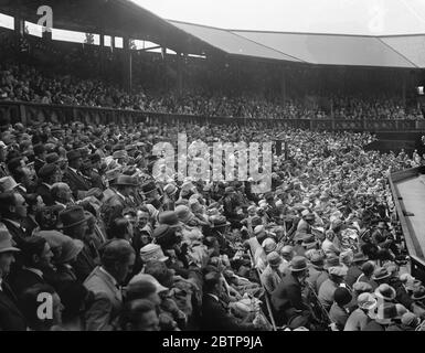 Rasentennis in Wimbledon. Ein Teil der riesigen Menge. 22 Juni 1927 Stockfoto