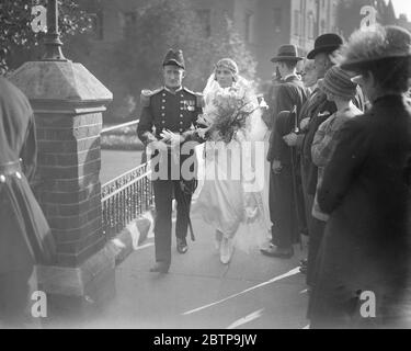Marine Hochzeit in Harrow . Die Hochzeit von LT Com A de Salis mit Miss H Bindloss fand in St. Mary ' s Kirche, Harrow. Braut und Bräutigam 3. Oktober 1925 Stockfoto
