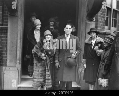 Hochzeit . Lady Sholto Douglas und Graf Fernand Bertier de Sauvigny wurden im Princess Row Register Büro verheiratet. 30. November 1926 Stockfoto